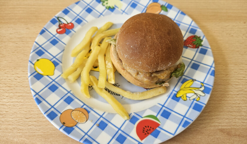 Drůbeží hamburger, hranolky