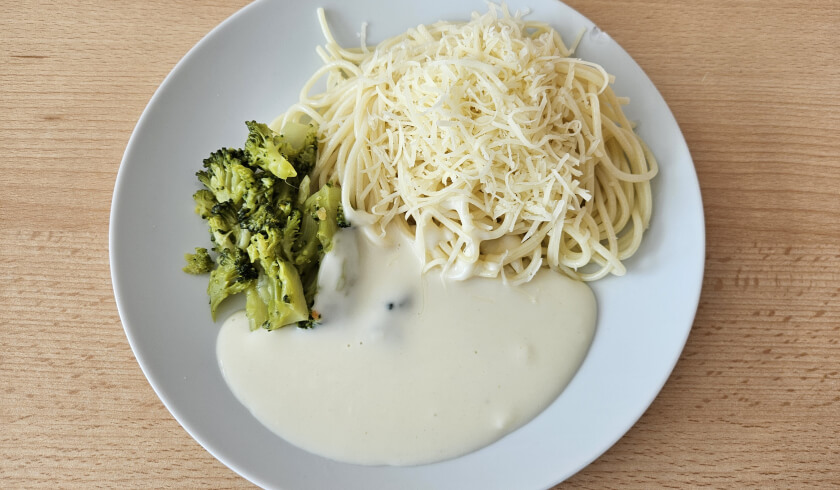 Špagety se sýrovou omáčkou a brokolicí