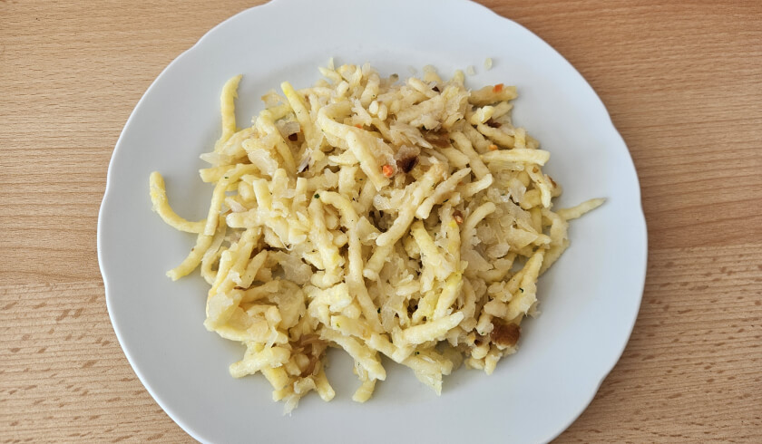 Špecle s hlávkovým zelím a cibulkou