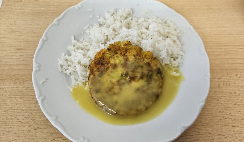 Zeleninové karbanátky s tofu na kari, rýže