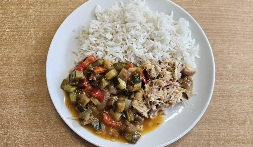 Masové ragú z králíka se zeleninou, rýže