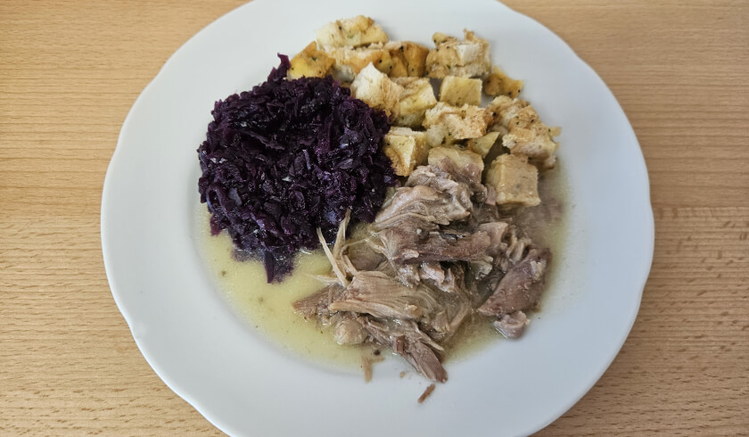 Pečené kachní stehno, karlovarský knedlík, č.zelí