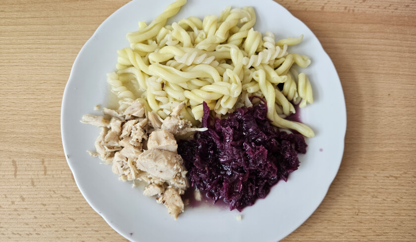 Pečený králík, červené zelí, bramborové krucánky, 