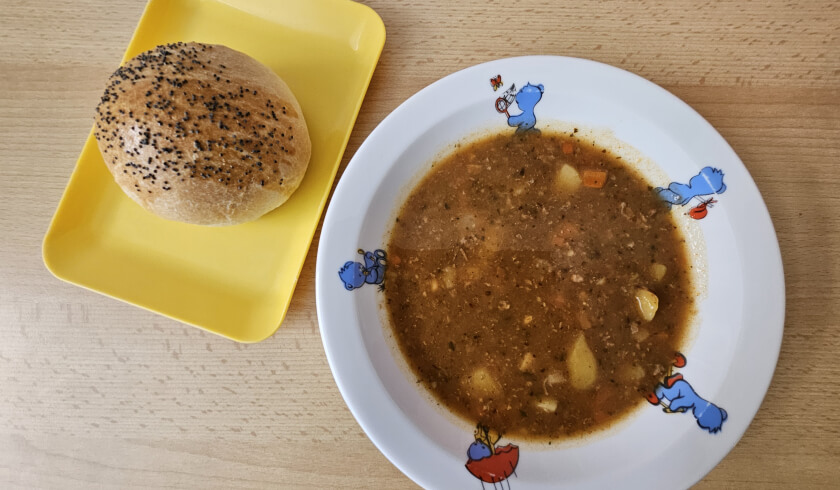 Gulášová polévka s dalamánky