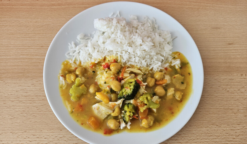 Kuřecí maso s cizrnou na kari, rýže 